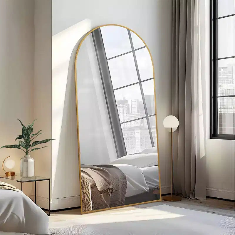 Miroir Dovelina sur pied à cadre métallique cintré, miroir autoportant, miroir de chambre moderne, miroir mural