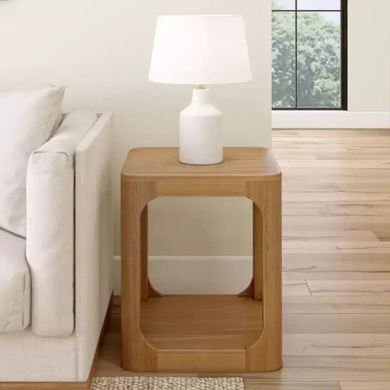 Table d'appoint carrée en bois massif Plank+Beam 20 avec étagère, table de chevet avec rangement pour salon
