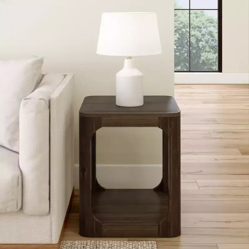 Table d'appoint carrée en bois massif Plank+Beam 20 avec étagère, table de chevet avec rangement pour salon