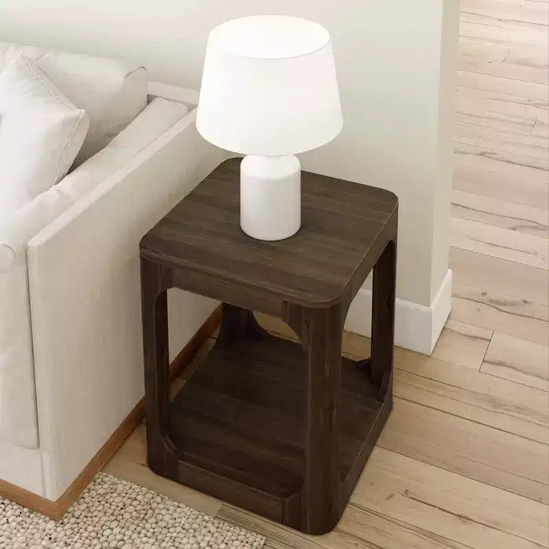 Table d'appoint carrée en bois massif Plank+Beam 20 avec étagère, table de chevet avec rangement pour salon