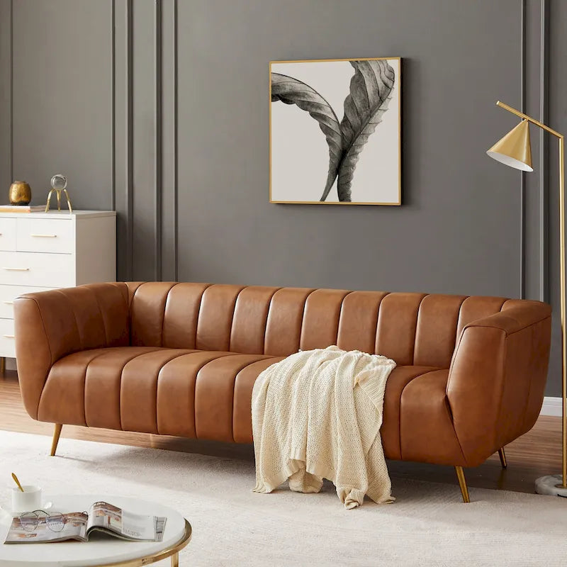 Canapé en cuir rembourré de style moderne du milieu du siècle Clovis de couleur cognac