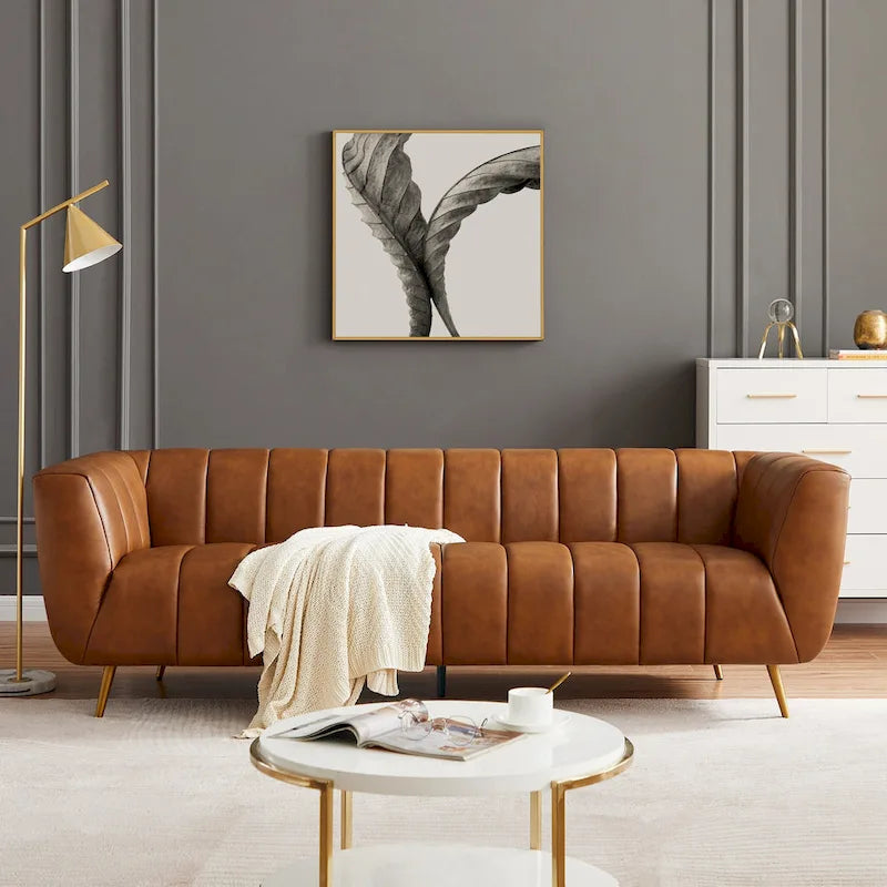 Canapé en cuir rembourré de style moderne du milieu du siècle Clovis de couleur cognac