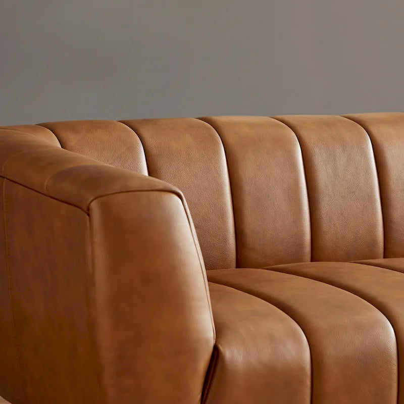Canapé en cuir rembourré de style moderne du milieu du siècle Clovis de couleur cognac