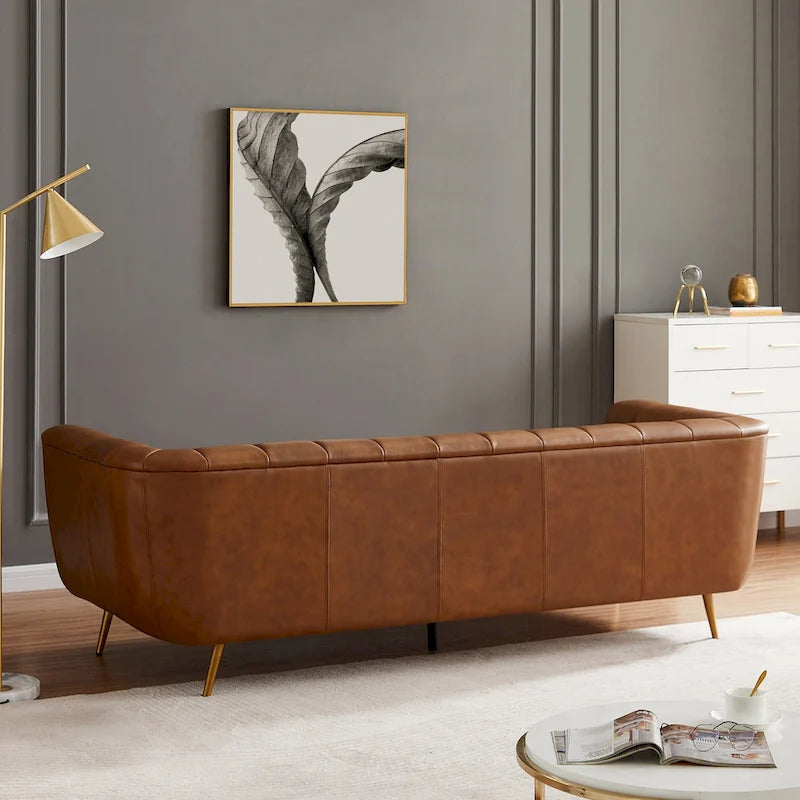 Canapé en cuir rembourré de style moderne du milieu du siècle Clovis de couleur cognac