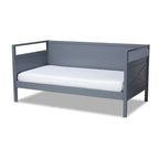 Lit de repos en bois « The Gray Barn Silver Fox Cottage » de style maison de ferme
