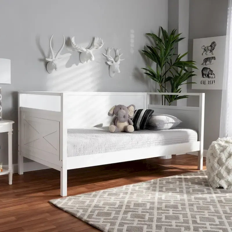Lit de repos en bois « The Gray Barn Silver Fox Cottage » de style maison de ferme