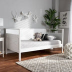Lit de repos en bois « The Gray Barn Silver Fox Cottage » de style maison de ferme