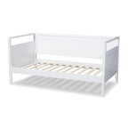 Lit de repos en bois « The Gray Barn Silver Fox Cottage » de style maison de ferme
