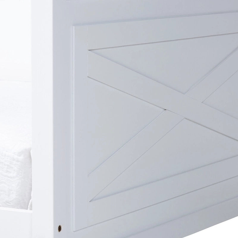 Lit de repos en bois « The Gray Barn Silver Fox Cottage » de style maison de ferme