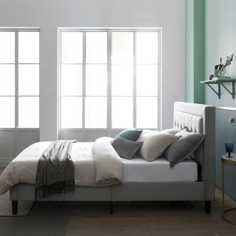 Lit plateforme capitonné haut de gamme Priage by Zinus gris sable avec boutons touffetés beiges
