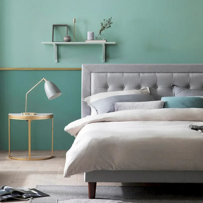Lit plateforme capitonné haut de gamme Priage by Zinus gris sable avec boutons touffetés beiges