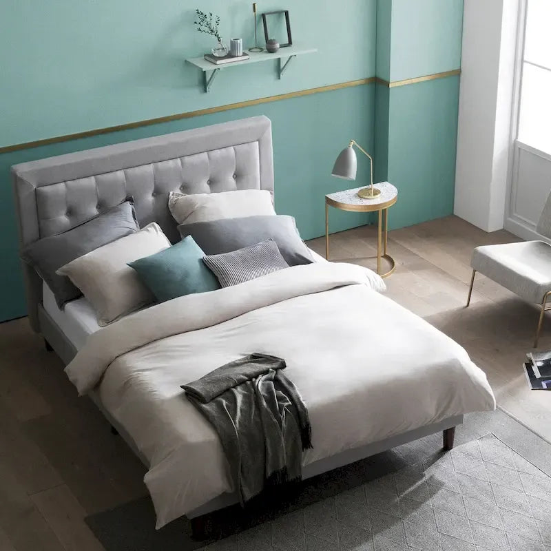 Lit plateforme capitonné haut de gamme Priage by Zinus gris sable avec boutons touffetés beiges