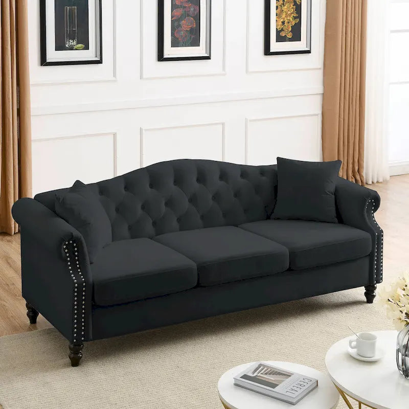 [Vidéo] Canapé Chesterfield 79 en velours noir pour salon, canapé 3 places touffeté avec accoudoirs roulés et têtes de clous pour le salon