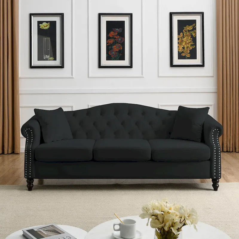 [Vidéo] Canapé Chesterfield 79 en velours noir pour salon, canapé 3 places touffeté avec accoudoirs roulés et têtes de clous pour le salon