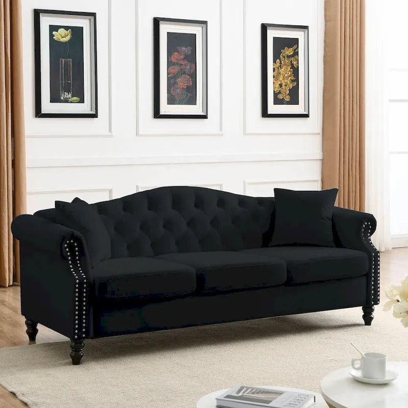 [Vidéo] Canapé Chesterfield 79 en velours noir pour salon, canapé 3 places touffeté avec accoudoirs roulés et têtes de clous pour le salon