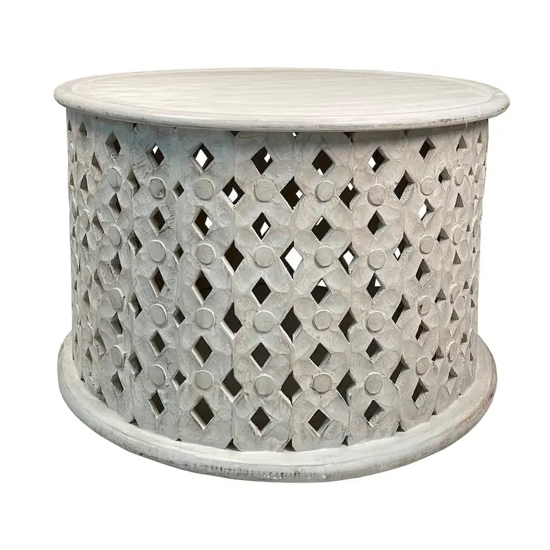 Table basse ronde artisanale Cato de 28 pouces en bois de manguier, cadre découpé en treillis de losanges complexes, blanc délavé