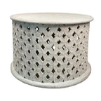 Table basse ronde artisanale Cato de 28 pouces en bois de manguier, cadre découpé en treillis de losanges complexes, blanc délavé