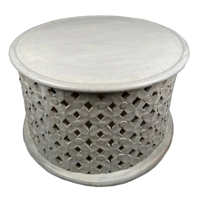 Table basse ronde artisanale Cato de 28 pouces en bois de manguier, cadre découpé en treillis de losanges complexes, blanc délavé