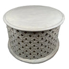 Table basse ronde artisanale Cato de 28 pouces en bois de manguier, cadre découpé en treillis de losanges complexes, blanc délavé