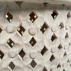 Table basse ronde artisanale Cato de 28 pouces en bois de manguier, cadre découpé en treillis de losanges complexes, blanc délavé