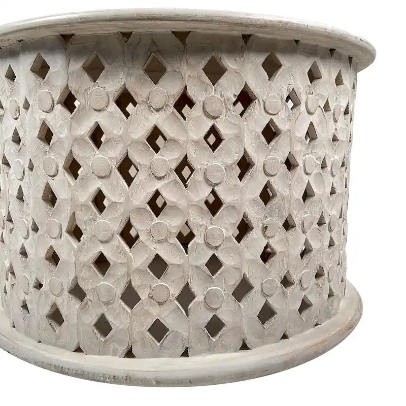 Table basse ronde artisanale Cato de 28 pouces en bois de manguier, cadre découpé en treillis de losanges complexes, blanc délavé