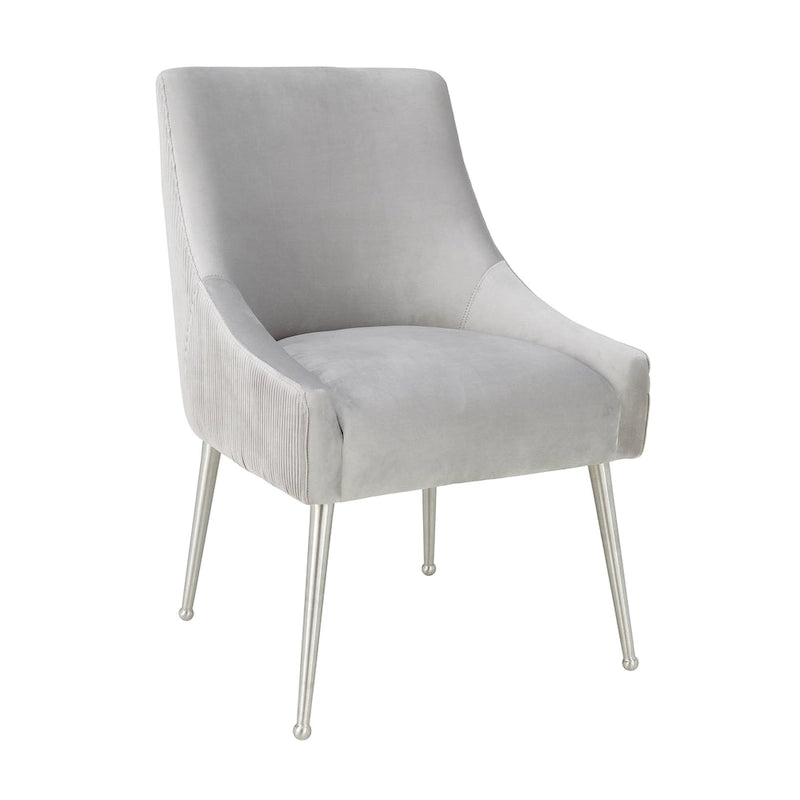 Chaise d'appoint plissée en velours gris clair Carson Carrington Tasback