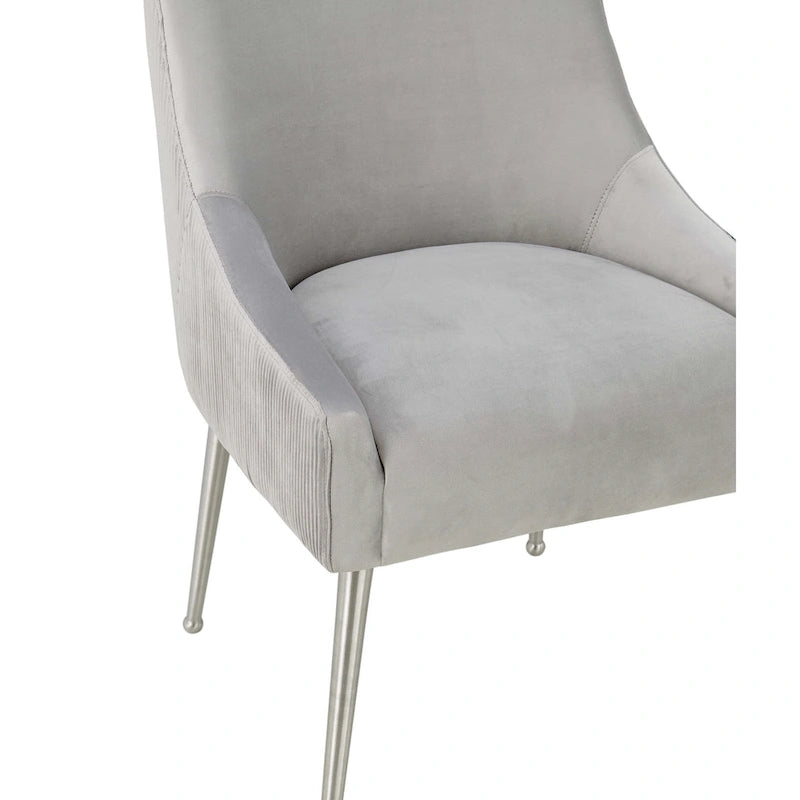 Chaise d'appoint plissée en velours gris clair Carson Carrington Tasback