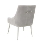 Chaise d'appoint plissée en velours gris clair Carson Carrington Tasback