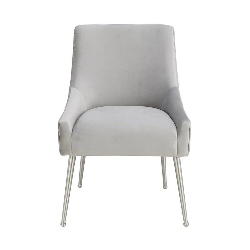 Chaise d'appoint plissée en velours gris clair Carson Carrington Tasback