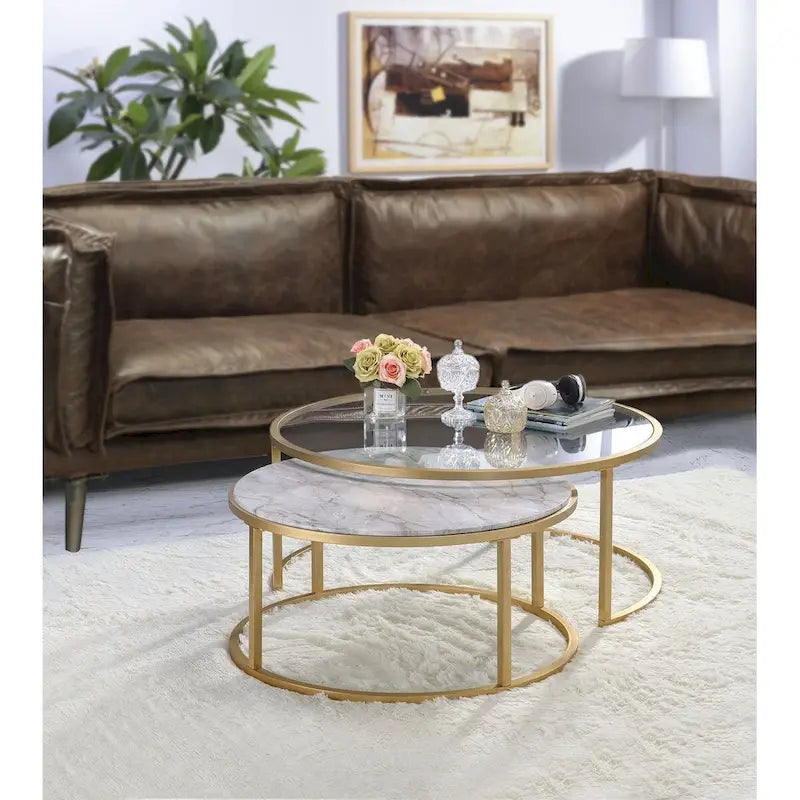 Tables basses gigognes à cadre métallique avec plateaux en verre et marbre, lot de deux, doré - 15,75 H x 36 L x 36 P pouces
