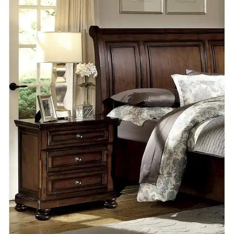 Ensemble de chambre à coucher 3 pièces fini merisier brun avec lit plateforme de rangement et deux tables de chevet