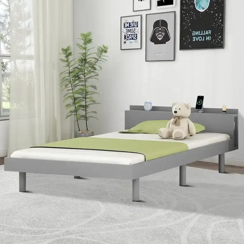 Cadre de lit plateforme simple en bois au design minimaliste avec station de recharge