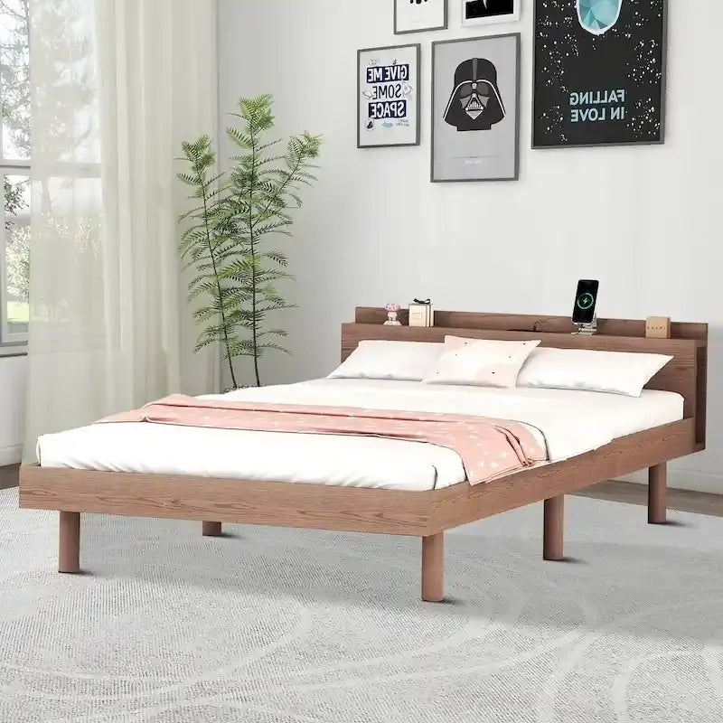 Cadre de lit plateforme simple en bois au design minimaliste avec station de recharge