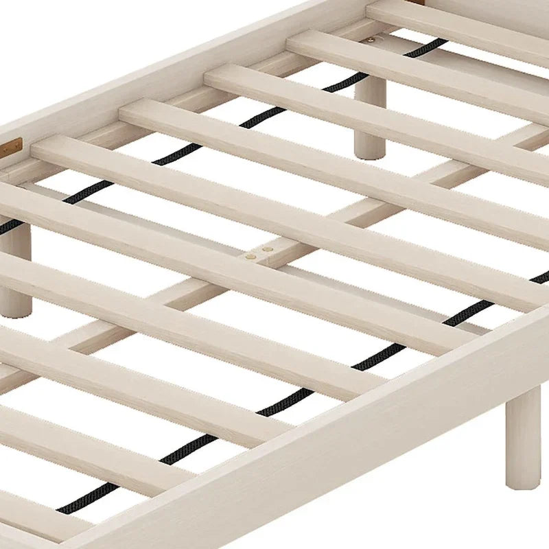 Cadre de lit plateforme simple en bois au design minimaliste avec station de recharge