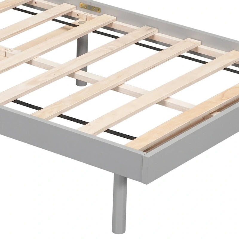 Cadre de lit plateforme simple en bois au design minimaliste avec station de recharge