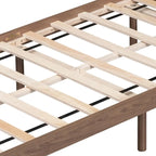 Cadre de lit plateforme simple en bois au design minimaliste avec station de recharge
