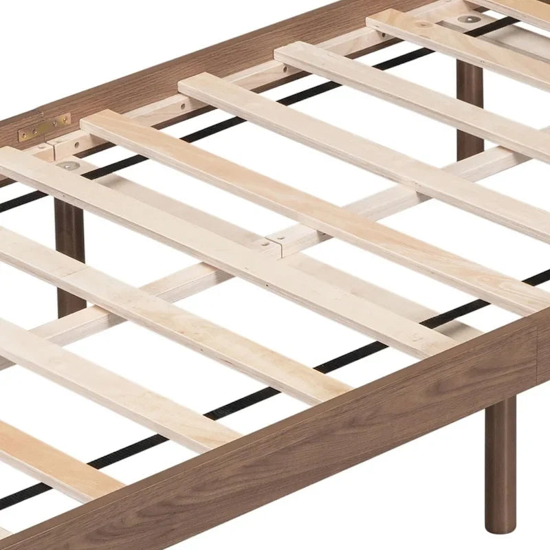 Cadre de lit plateforme simple en bois au design minimaliste avec station de recharge