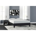 Lit plate-forme noir Ashley Finch de Signature Design avec 2 tables de chevet
