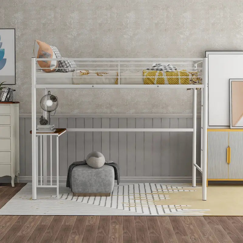 Lit mezzanine en métal avec bureau, échelle et barrières de sécurité