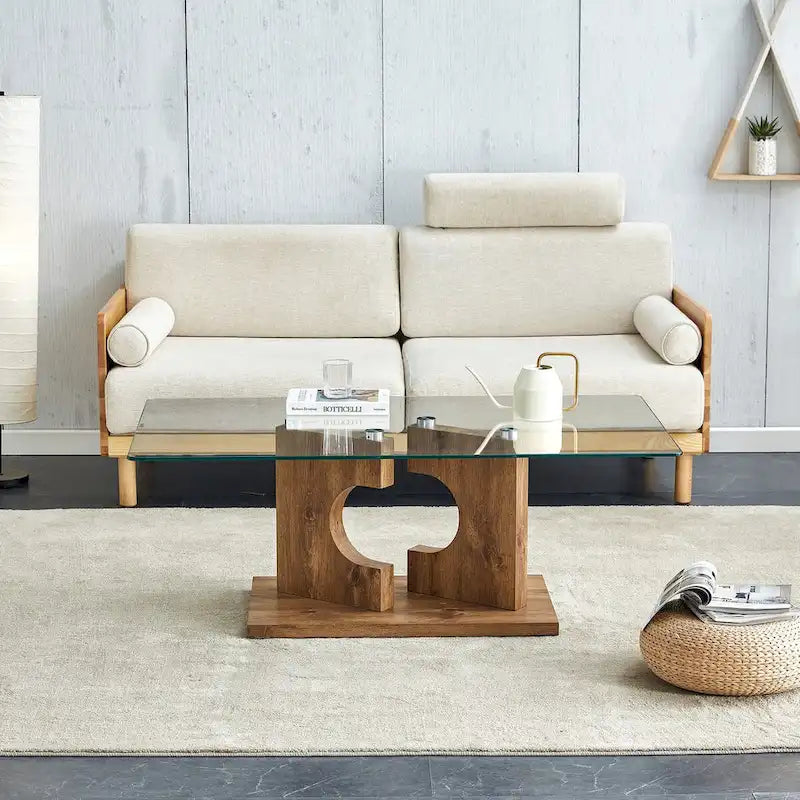 Une table basse rectangulaire moderne avec plateau en verre trempé et pieds en MDF couleur bois. Convient pour le salon.