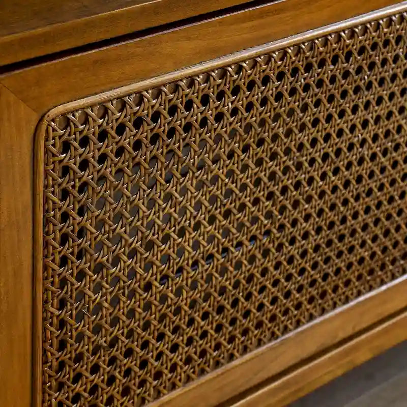 Meuble TV en rotin de 150 cm pour téléviseur de 65 pouces, meuble de divertissement, console multimédia, pieds en bois massif et portes d'armoire en rotin - Bois clair