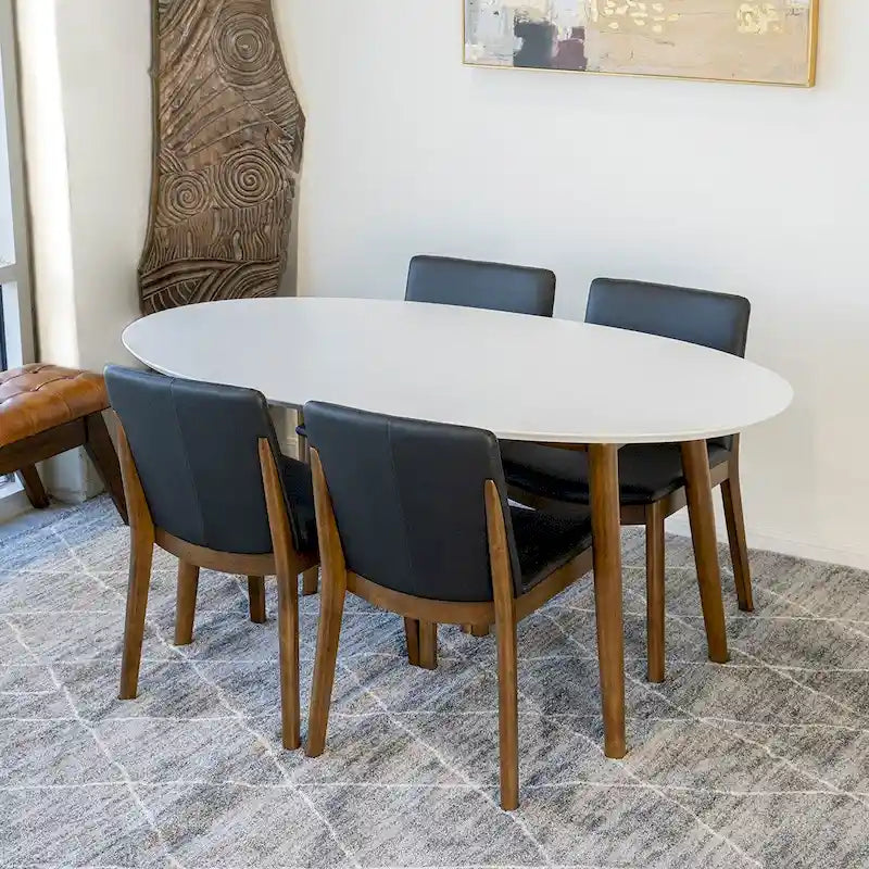 Table à manger ovale Kailea 5 pièces de style moderne du milieu du siècle avec 4 chaises de salle à manger en cuir végétalien noir