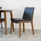 Table à manger ovale Kailea 5 pièces de style moderne du milieu du siècle avec 4 chaises de salle à manger en cuir végétalien noir