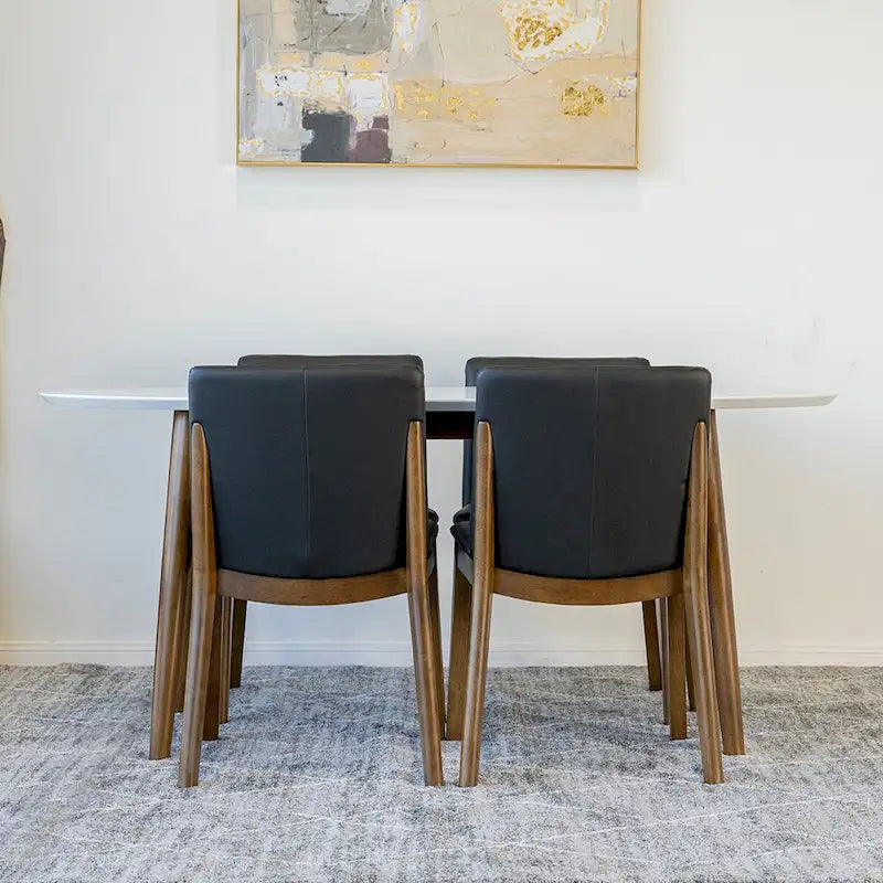 Table à manger ovale Kailea 5 pièces de style moderne du milieu du siècle avec 4 chaises de salle à manger en cuir végétalien noir