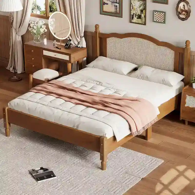 Lit plateforme queen en bois avec tête de lit en rotin naturel