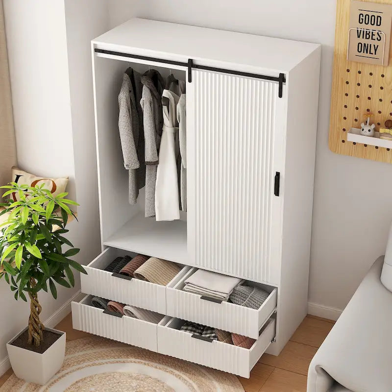Grande armoire de chambre à coucher avec tringle à vêtements, portes coulissantes de style grange, tiroirs et étagères ouvertes, blanc