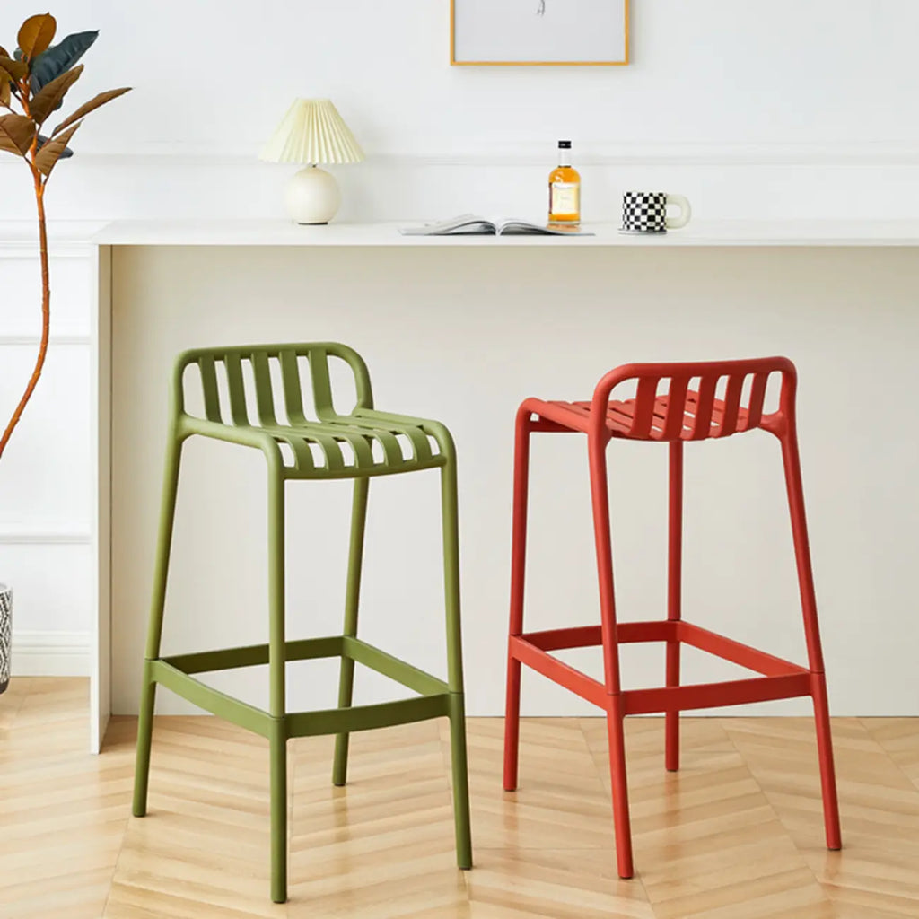 Tabouret de bar minimaliste en plastique pour l'extérieur et l'intérieur