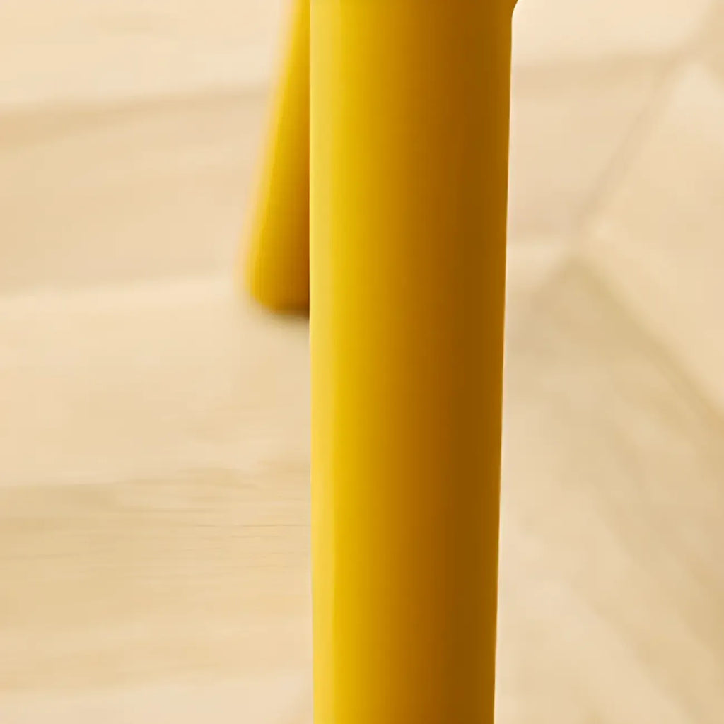 Tabouret de bar minimaliste en plastique pour l'extérieur et l'intérieur