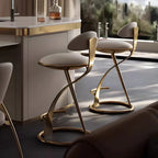Tabouret de bar en cuir beige épuré avec cadre en métal doré luxueux