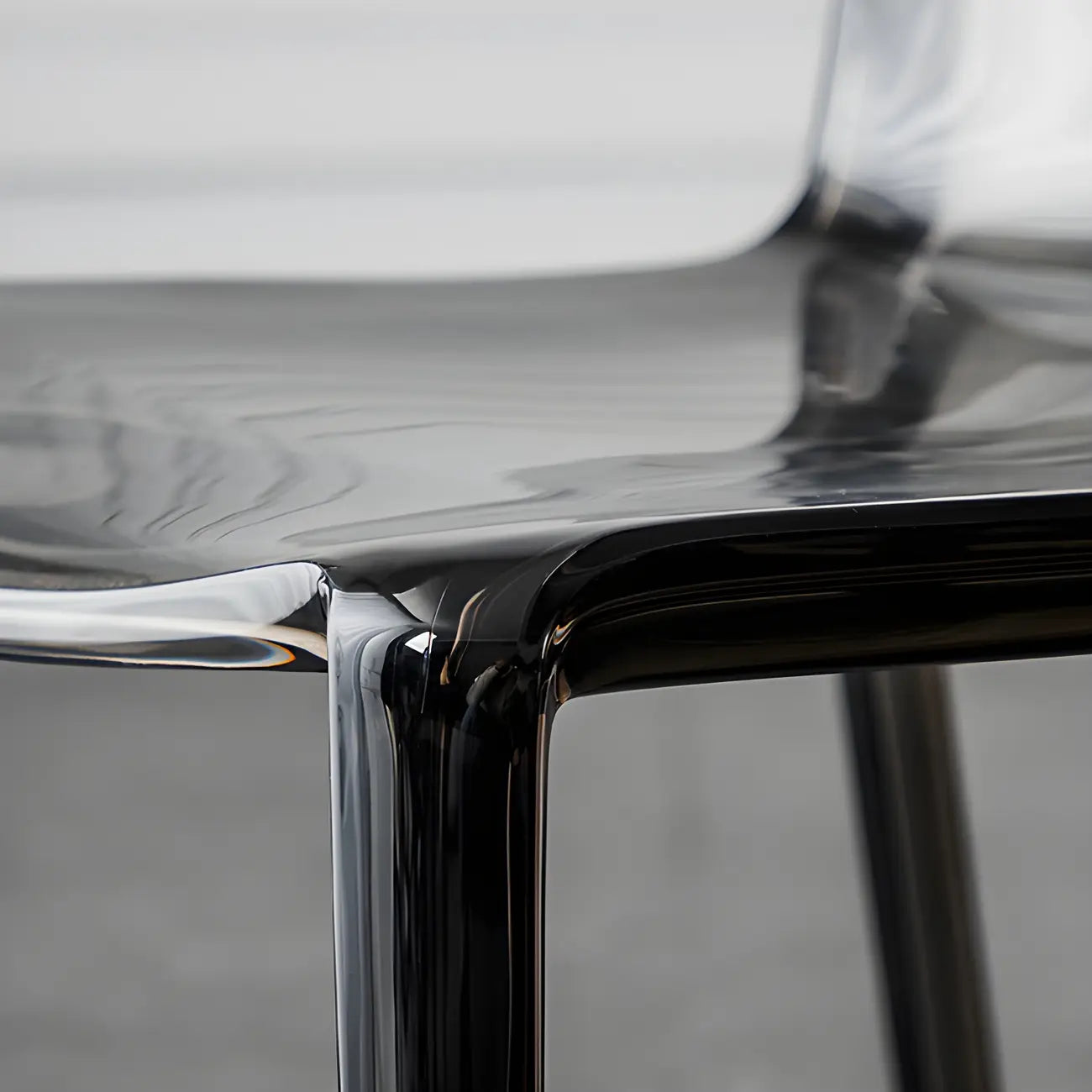 Chaise de salle à manger en acrylique ambré sans accoudoirs et à dossier bas